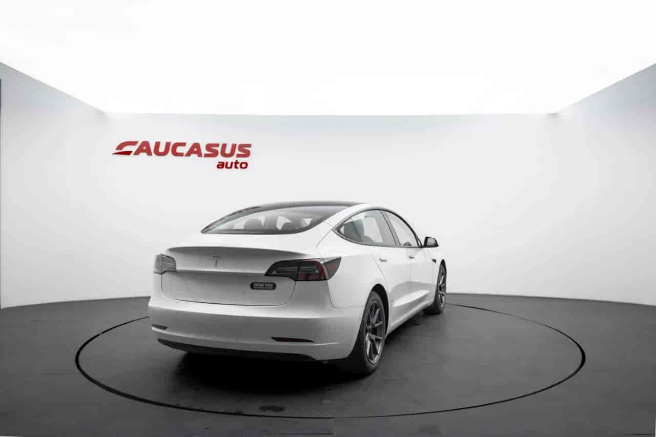 TESLA Model 3 - 4