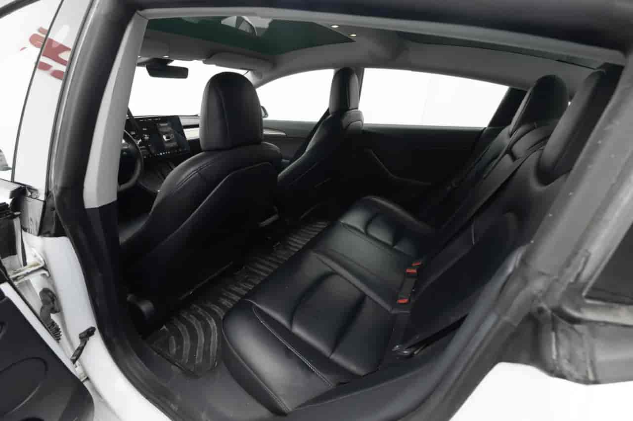TESLA Model 3 - 8